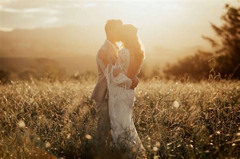 Wedding and event photographers have either a flat or hourly fee, but many offer their clients wedding photo packages as well. Golden Hour - The Best Time of Day for Wedding Photos