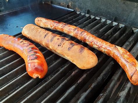 Rote Wurst Paprikawurst und Oberländer im Brötchen