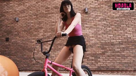 Komşunun külotsuz bisiklet binen kızına sulanıyorum HdAbla Porno