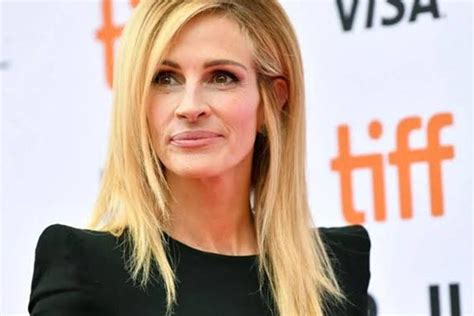 Her substantial wealth comes from her career in hollywood as one of its most versatile and prominent actresses. Golden Globes 2020 | Julia Roberts y el sastre de hombre ...