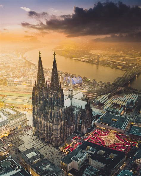 Find fresh, original scents made from rare extracts and inspired by the original eau de cologne recipe. Official Christendom - Christmas market outside the ...