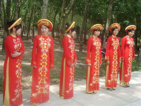 vietnamese-dress-ao-dai-Áo-dài-vietnam-national-costume