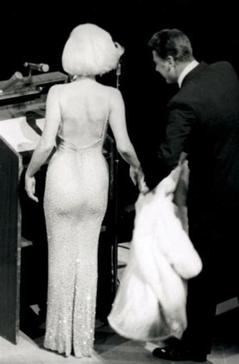 See more ideas about monroe, marylin monroe, marilyn monroe. Eines der ganz frühen Bilder zeigt, dass im Inbegriff der ...