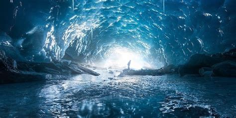 神秘的な空間 青く深く続くアラスカの氷の洞窟がまるで映画のよう 画像 氷の洞窟 アラスカ 風景