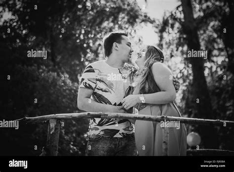 Noir blanc photographie couple s embrasser et se tenir à l arrière plan sur le pont Photo Stock