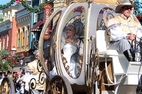 Mickey S Once Upon A Christmastime Parade Disneylori Flickr