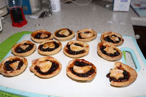 Here is how you achieve it. Cook with Me: Mince Pies | Christmas food treats, Mince ...