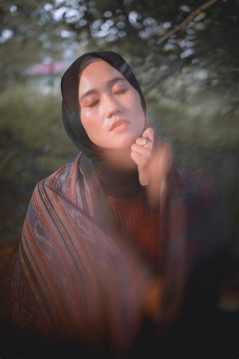 Gambar Wanita Bibir Fotografi Flash Menanam Pohon Rambut Hitam Tints And Shades Rumput