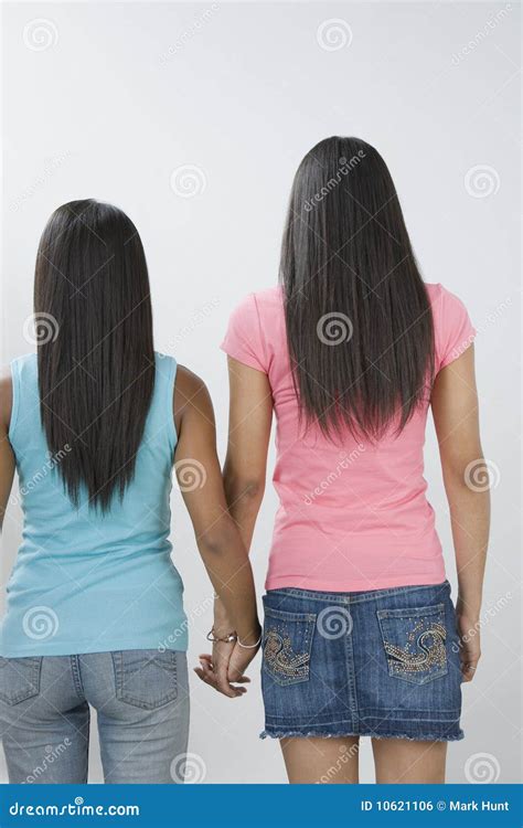 Twee Tienermeisjes Die Handen Houden Stock Foto Image Of Tieners Adolescentie 10621106