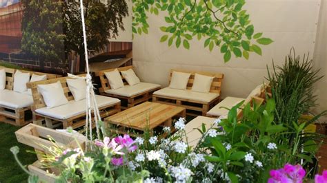 Bonjour, je suis en train de fabriquer un parasol bois. Salon de jardin en palette - 35 DIY pour fabriquer ses meubles en palette | Salon de jardin ...