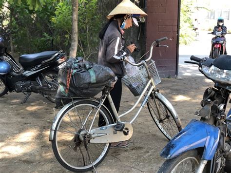 Còn bộ máy tuyên truyền của nhà nước thì ra sức hô vaccine trung quốc hảo lớ hảo lớ!!! Phát quà cho bà con nghèo tại chùa Vạn Thiện 02/05/2021 ...