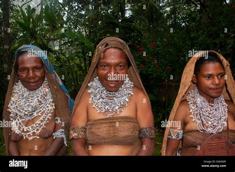 Stammes Frauen Tragen Traditionelle Kleider Highland Papua Neu Guinea Stockfotografie Alamy