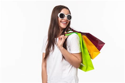 Retrato Expresivo Mujer Joven Tenencia Bolsas De Compras Foto Gratis