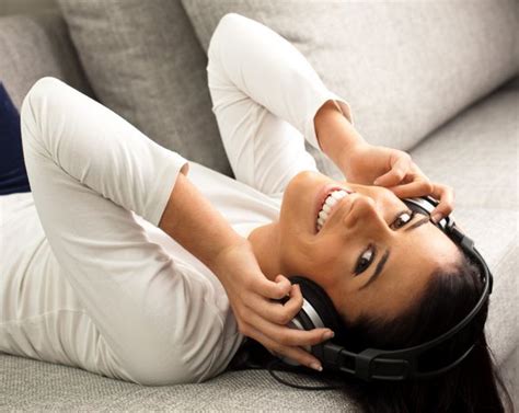 زن در خانه دراز کشیدن گوش دادن به موسیقی است 1427406