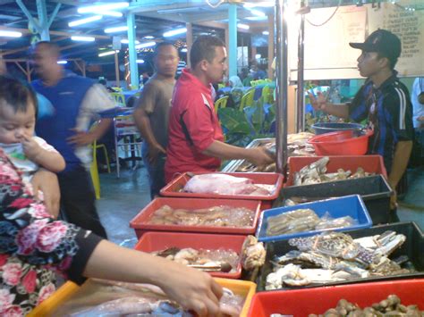 Medan ikan bakar serkam yang sering dikunjungi penggemar makanan laut kini tercemar dengan bau busuk. Places for holidays: Medan Ikan Bakar Serkam