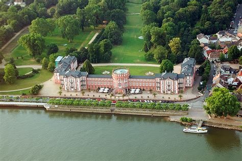Auf demselben niveau bewegen sich auch die immobilienpreise in biebrich. Klein Versailles im Herzen von Wiesbaden-Biebrich ...