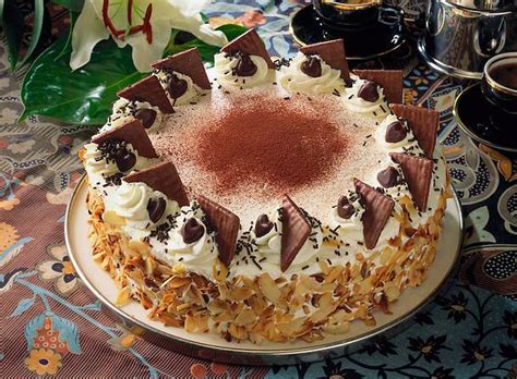 Schoko-Kirsch-Vanille-Torte Rezept | LECKER