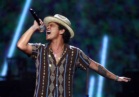 He's so so so good live. Bruno Mars Live in Manila 2018 | Philippine Primer