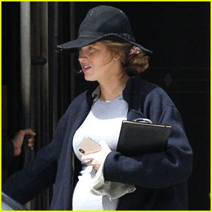 Pregnant Blake Lively Shows Off Her Baby Bump In Boston Blake Lively