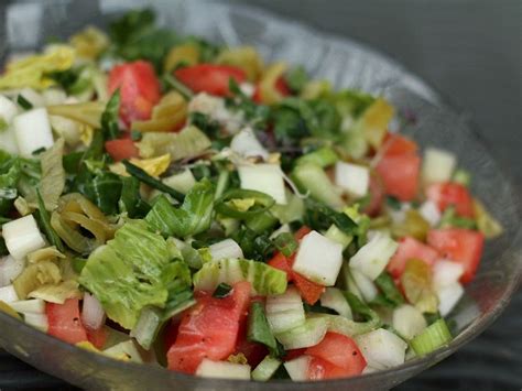 Pak Choi Salat Mit Tomaten Fr Hlingszwiebeln Und Peperoni Von