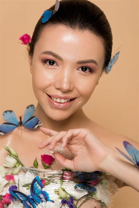 Belle Femme Asiatique Nue Heureuse Avec Des Coussins Oculaires Collagène Photo stock Image du