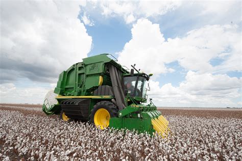 Video Gallery Operating Deeres C690 Cotton Harvester Commandcenters