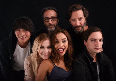 Murphy Richard Harmon Is The Only One Not Smiling The 100 Cast