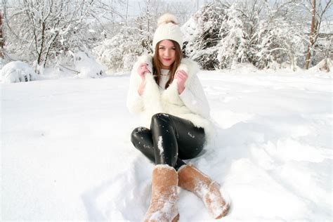 Fotos gratis invierno niña blanco hielo sentado clima rubia temporada calzado