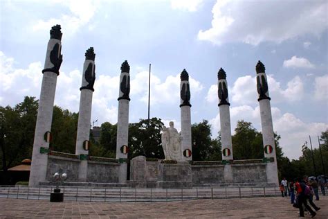 Monumento A Los Niños Heróes Altar A La Patria Caminando Por La Ciudad