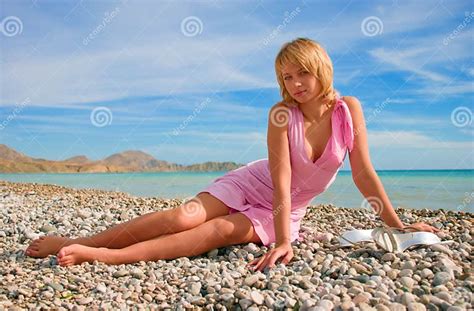 Het Sexy Meisje Ontspannen Op Een Strand Stock Foto Image Of Paradijs Dames 13134144