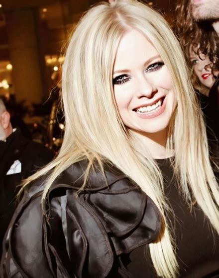 What is avril lavigne's net worth? Avril Lavigne Bio, Wiki, Career, Age, Height, Boyfriend ...