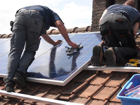 10 Reasons To Hire A Local Solar Panel Installer