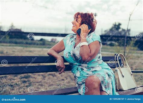 La Donna Anziana Chiama Un Cellulare E Parla Mentre Sta Seduta Su Una