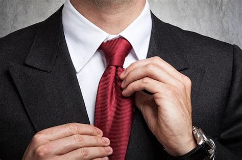 Homem Neg Cios Ajustar Seu Gravata Foto Premium