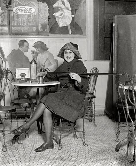 Американка с тростью для алкоголя во времена сухого закона США 1922 г