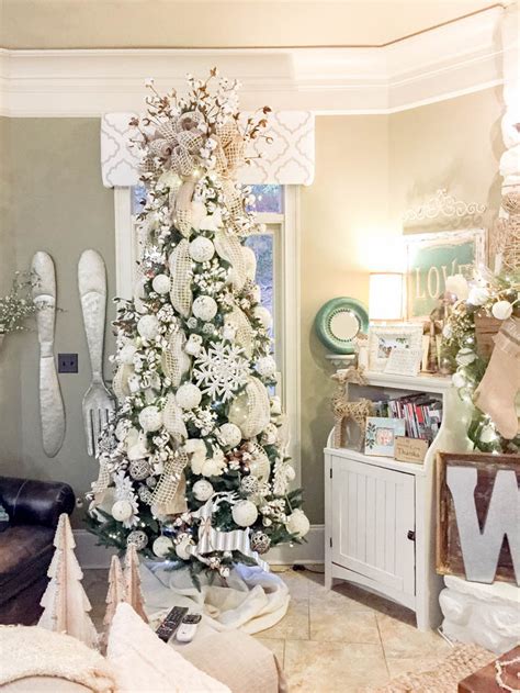 20 holiday mantel decorating ideas. How to Decorate with Winter Decorations for Christmas