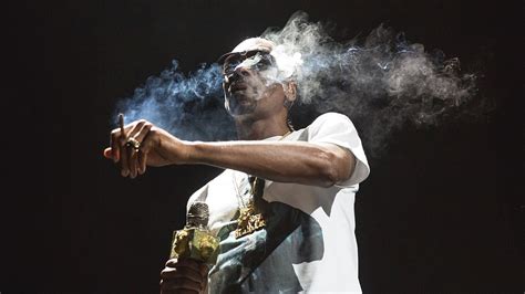 Snoop Dogg Addresses Claim He Smokes Equivalent Of 75 100 Blunts A Day