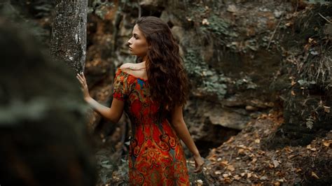 brunette looking away forest in depth of field hd girls 4k wallpapers images backgrounds