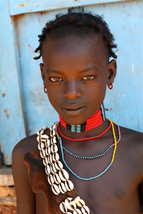 Épinglé Par Janet Re Sur Faces Of The World Visage Tribal