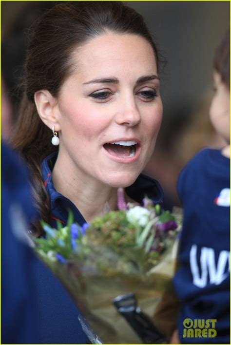 Photo Kate Middleton Prince William Get Caught In The Rain 28 Photo