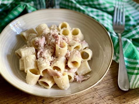 La pasta panna prosciutto e parmigiano è un primo veloce e gustoso