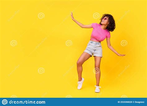 Retrato De Cuerpo Completo De Una Excitada Chica Positiva Bailando Pasa