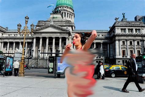 برهنه شدن زنان آرژانتین در خیابان ها جلوی دوربین خبرنگاران