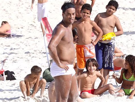 FOTO de férias no Rio Ronaldinho Gaúcho bate uma bola no futevôlei