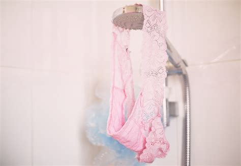 4 Experts Teach Us How To Have Shower Sex That Isnt Awkward And