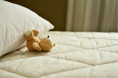 There are so many myths associated with it, that it's time we debunked some of these common ones. Hard VS Soft Mattress | Atom Rhumba
