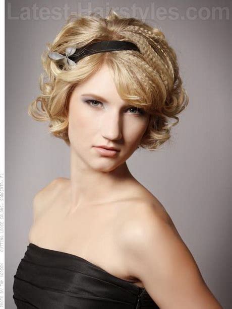 This accessory looks great with every outfit, from jeans, to dresses, to sweatsuits. Prom hairstyles with headband