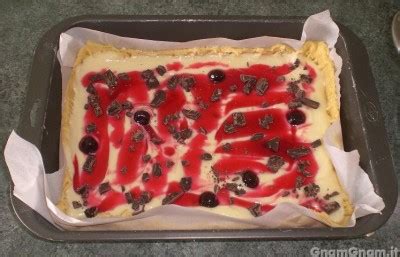 La crostata ripiena con crema e amarena oltre ad essere squisita è anche un dolce versatile, può essere facilmente trasportata perché non sporca in quanto l'esterno è tutto di pasta frolla, è facile da tagliare. Crostata crema e amarena - Ricetta Crostata crema e amarena