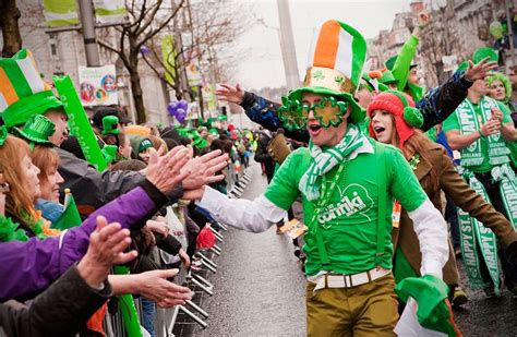Patrick's day approaches each year, one might start thinking about which nearby bars are serving green beer, which parades are happening close by to take the family to, and/or what you have in your closet that will help ensure you don't get pinched by any. 10 curiosidades sobre o st. patrick's day direto da irlanda