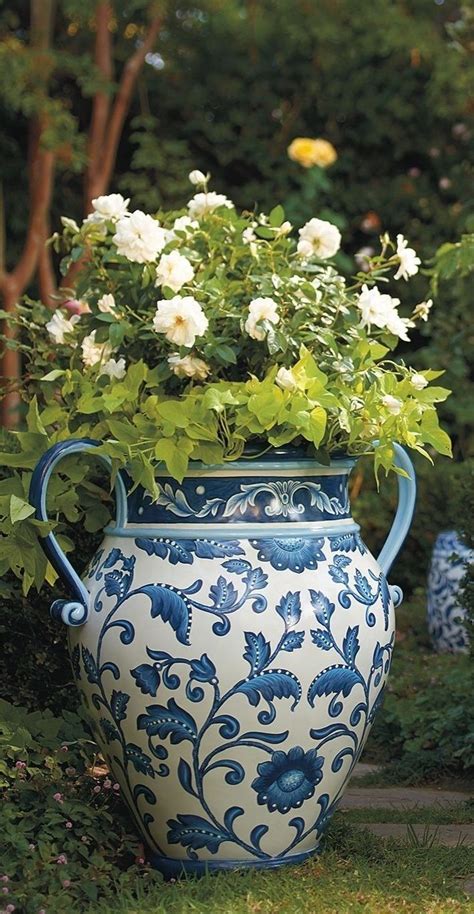 Blue And White Porcelain Pot 1000 In 2020 Blue White Decor White